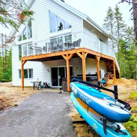 L'intemporel - Retro Chalet with Private Lake and Hot Tub, готель у місті Valcartier Station