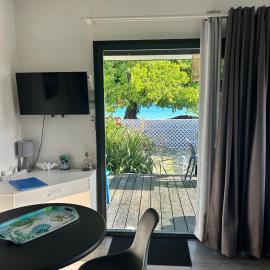 LE FARE BLEU ITI Bungalow climatisé en bord de lagon à Tiputa Rangiroa - Demi-pension & vélos gratuits, מלון בRangiroa
