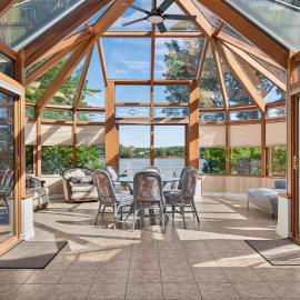 Private Waterfront Villa 9 BR Peaceful, hotell i Laval