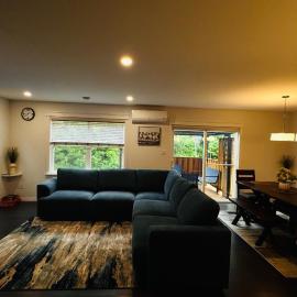 Modern 3 beds plus 2 and half bath spacious family home, hotel em Dieppe