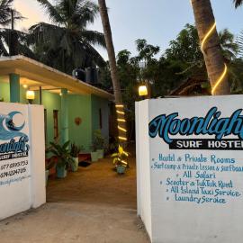 Moonlight surf hostel、アルガムベイのホテル