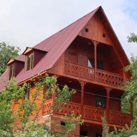 Wooden Cottage '' Lailashi '': Surmushi şehrinde bir otel