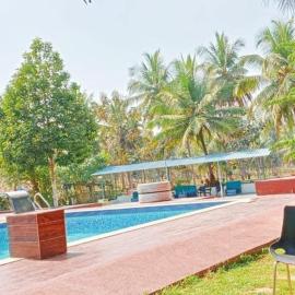 Greenline Farm Stays with swimming pool, hotel en Halgūr