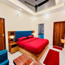 Luxurious OB homestay, hotel en Jhājra
