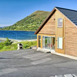 8 person holiday home in Åram, hotel sa Sandvik