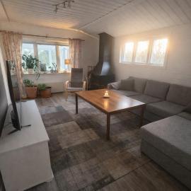 Modern cottage near lake & beach, family-friendly, hotel a Gnesta