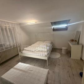 Private Top Floor Apartment near Sana Klinik, hotel v Offenbachu