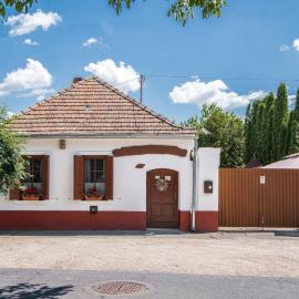 Authentic Country House with Large Garden, hotel i Celldömölk