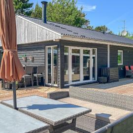 4 Bedroom Stunning Home In Hals, hotel em Hals