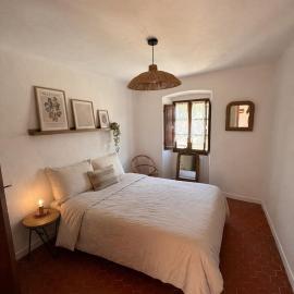 2-Bedroom Apartment in Historic Building، فندق في Luri