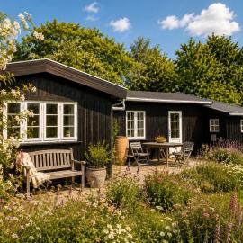 Bohemian summer cottage idyll close to Heatherhill and the beach, hotel v destinácii Vejby