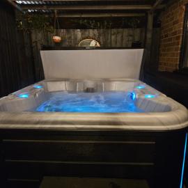 The Limes Boutique Apartments Ground floor one has a hot tub, hotel en Gloucestershire