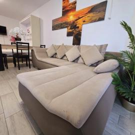 Azizi Sea Breeze Premium Residence - Beach Pool & Spa Resort langa plaja