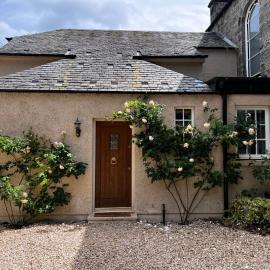 Quaint self contained cottage near Edinburgh., hotel in Loanhead