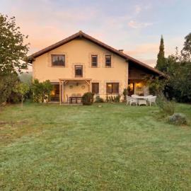 Villa espaciosa con gran jardín, chimenea, barbacoa y amplio parking, hotel in Bárcena de Cicero