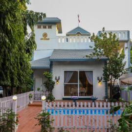 The AnuGrah- A Luxury Home Away Villa with Swimming Pool, hotell i Bahora
