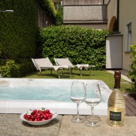 IsaBellaVista - Mezzegra, Tremezzina by LoveComo: Tremezzo'da bir otel