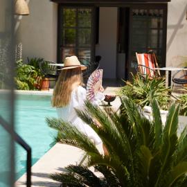 MARCELLE EN CAMARGUE - intra muros - piscine et jardin - petit déjeuner compris