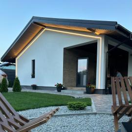 Riverside - vacation house with a sauna, hot tub, and BBQ, hotell i Teterivka