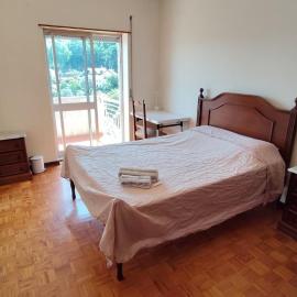 Quarto privado com varanda, wi-fi, linda vista, perto da UBI, hotel u gradu Kovilja