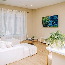 Luxe 2BR Townhouse Kendall SQ MIT Private Entry, hotelli kohteessa Cambridge