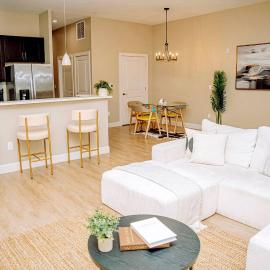 Luxe 2BR House Private Entry Free parking, hotel a Cambridge