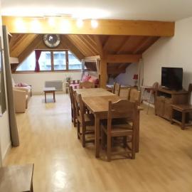 Grand studio loft idéal pour les familles، فندق في Ustou