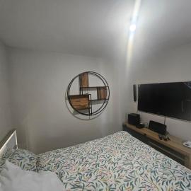 Belle chambre avec salle d eau et wc privatif à Eyragues, hotell i Eyragues