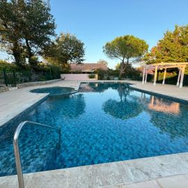 le HAMEAU DES PINS, hotel em Forcalqueiret