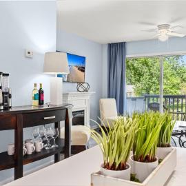 Tranquil Condo with Pond View, hotel a Charleston