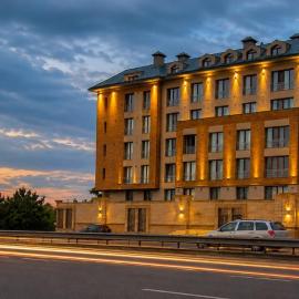 Cozy Airport Haven Late Check-in Ideal for Transit Guests Pick up service 6 USD, hotel u gradu Baku
