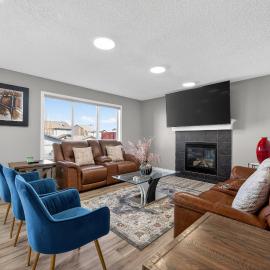 Luxury Urban Oasis In Prime Location, hotelli kohteessa Airdrie