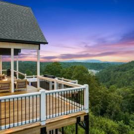 Views Hot Tub Theatre Room Lux Fire pit, hotel in Ellijay