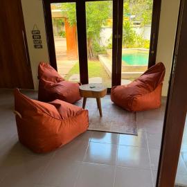The Purple Pineapple Beach Hostel, hotel di Kuta Lombok