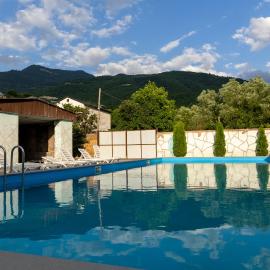 Spitak tun, hotel en Ijevan