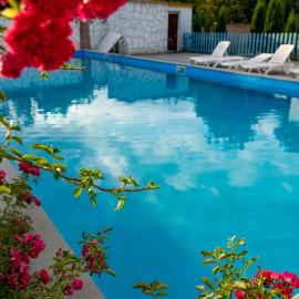 Spitak tun, hotel en Ijevan