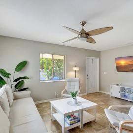 랜태나에 위치한 호텔 2 BR Home Close to The Beach