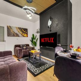Beautiful 4 Bed Home with Ensuite, Parking & Fast WiFi