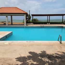 Beachfront Ocean View Loft with Beach, Pool and Parking, hotel v destinácii Portmore
