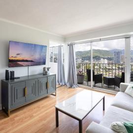 Modern Condo, Free Parking, Sleeps 4, 1 King Bed, 1 Queen Pullout Couch in Waikiki