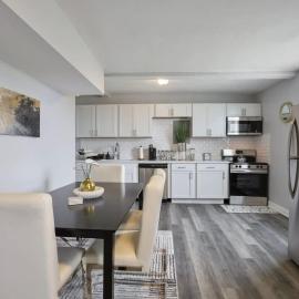 Cozy Chic 4BD 2BA Oak Park Penthouse, hotell i Oak Park