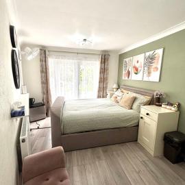 King room with garden access