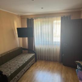 Унікаляні апартаменти на території санаторію Квітка Полонини Apartment in Kvitka двохповерховий будинок позаду бювету