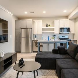 Cozy 1 Bedroom King Suite with Heated Pool - Minutes to Downtown & Stadium, hotel v destinácii Minneapolis