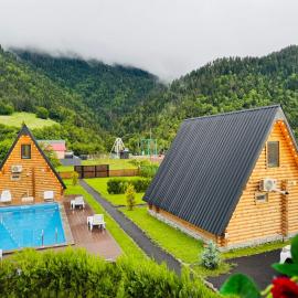 Eco cottage in Borjomi with pool 2, hotel v destinaci Sadgeri