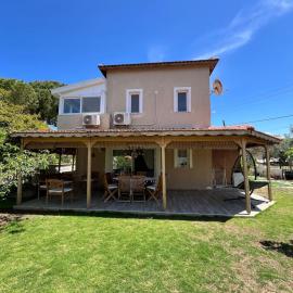 Beachside Garden Villa with Spacious Private Garden in Çeşme, hotel u Češmama