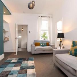 Spacious 4 BR home in Gateshead Free Parking