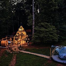 A-Frame, Hot Tub, Sauna, Geodome, Firepit, Blue Ridge, hotel din Morganton