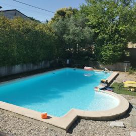 Gite avec piscine، فندق في Crespian