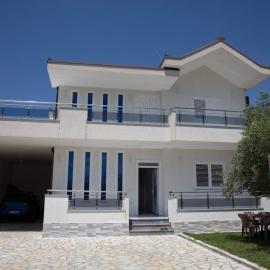 Miri House, hotel in Domje